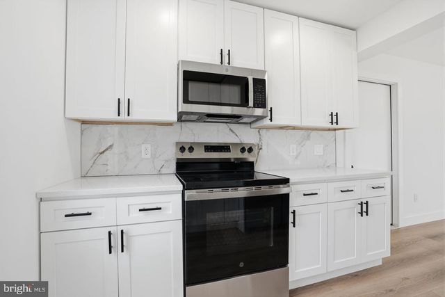 84 ICE POND RD, Levittown, PA 19057