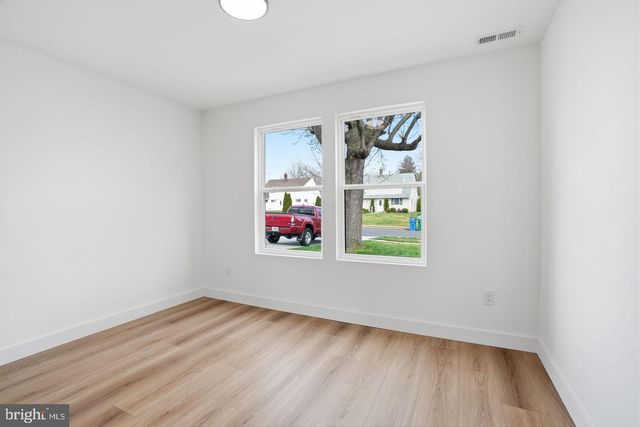 84 ICE POND RD, Levittown, PA 19057