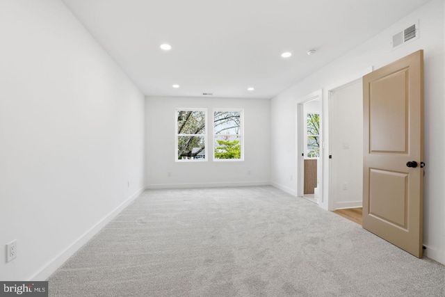 84 ICE POND RD, Levittown, PA 19057