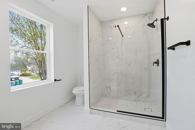 84 ICE POND RD, Levittown, PA 19057