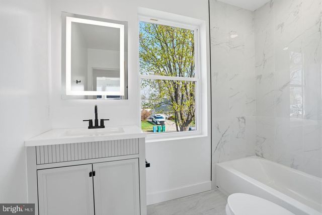 84 ICE POND RD, Levittown, PA 19057