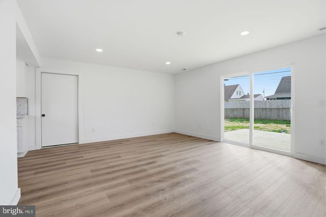 84 ICE POND RD, Levittown, PA 19057