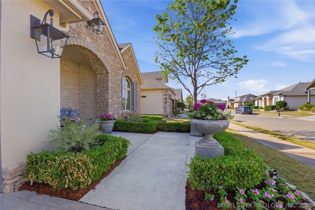 8405 S Olympia Avenue, Tulsa, OK 74132