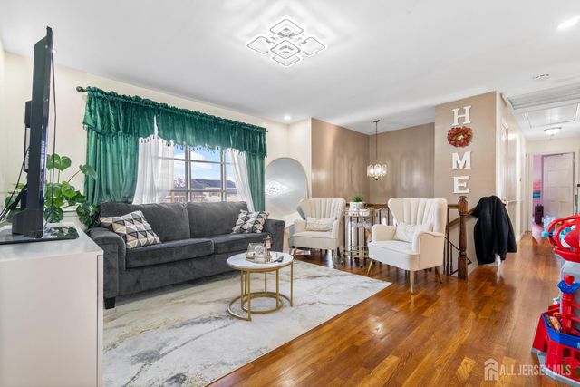 32 Sunset Drive, Port Reading, NJ 07064