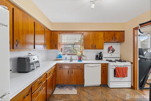 32 Sunset Drive, Port Reading, NJ 07064