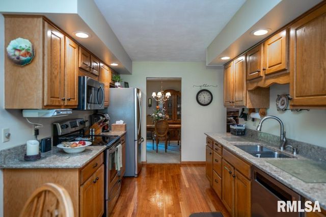 306 WHITE OAK Court, East Peoria, IL 61611