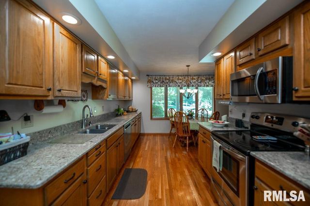 306 WHITE OAK Court, East Peoria, IL 61611