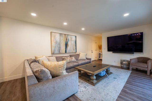 214 Devon Ave, Pleasant Hill, CA 94523
