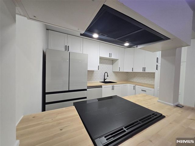 2080 Drake Court, Mahwah, NJ 07430