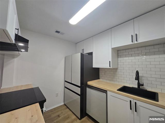 2080 Drake Court, Mahwah, NJ 07430