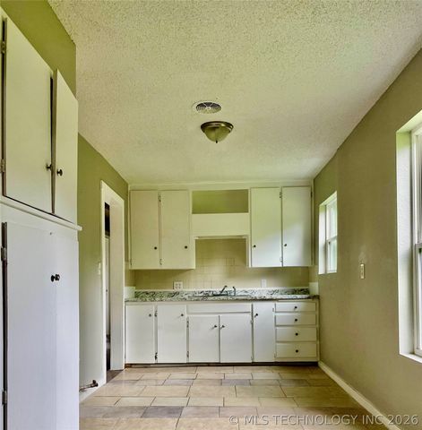 1386 E 51st Place N, Tulsa, OK 74126