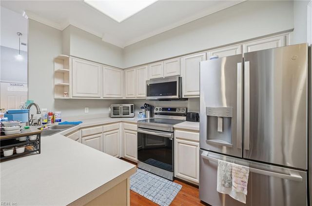 728 W Lake CIR, Chesapeake, VA 23322