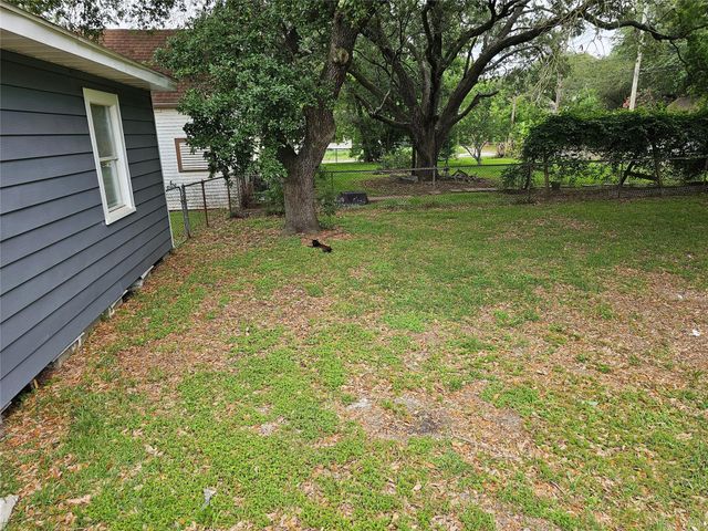 805 17th Avenue N, Texas City, TX 77590