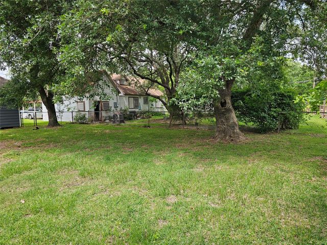 805 17th Avenue N, Texas City, TX 77590