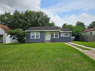 805 17th Avenue N, Texas City, TX 77590