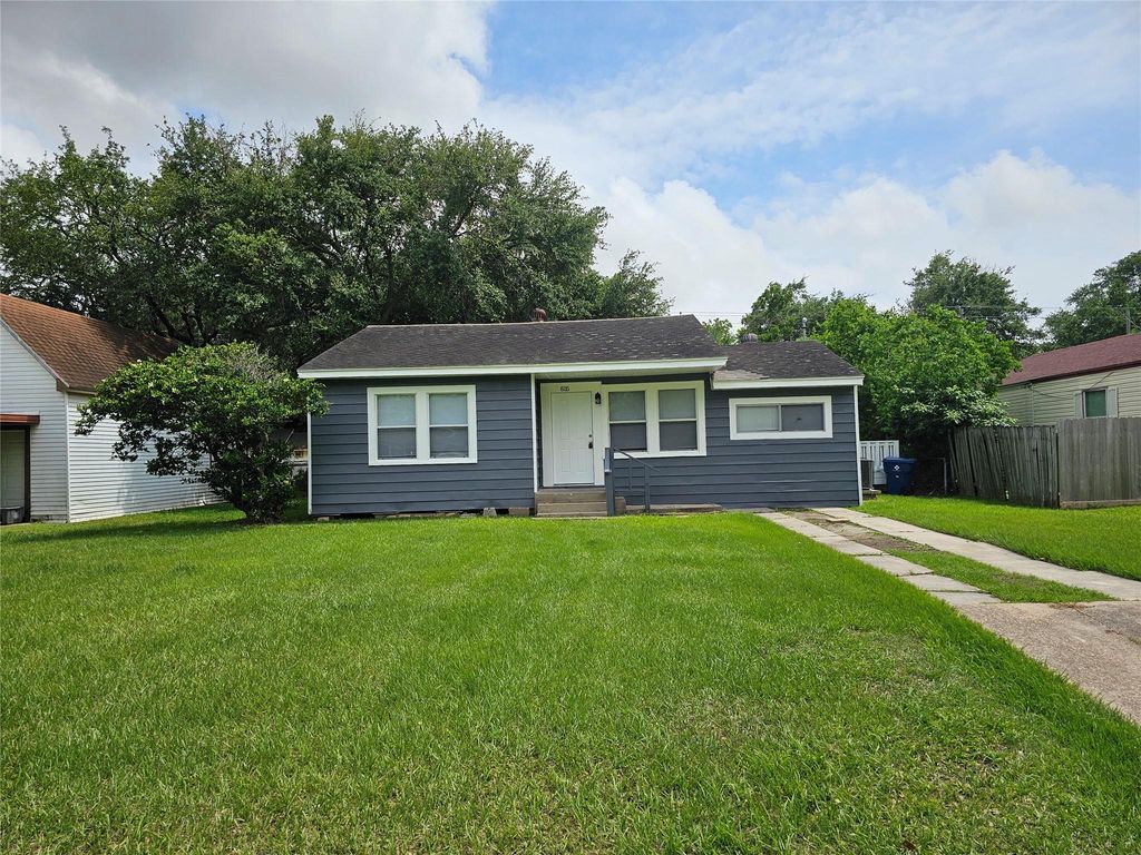 805 17th Avenue N, Texas City, TX 77590