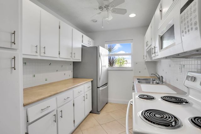 250 High Point Court B, Boynton Beach, FL 33435