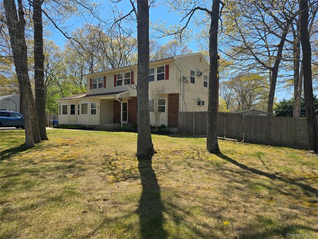 92 Hawthorne Street, Mastic, NY 11950