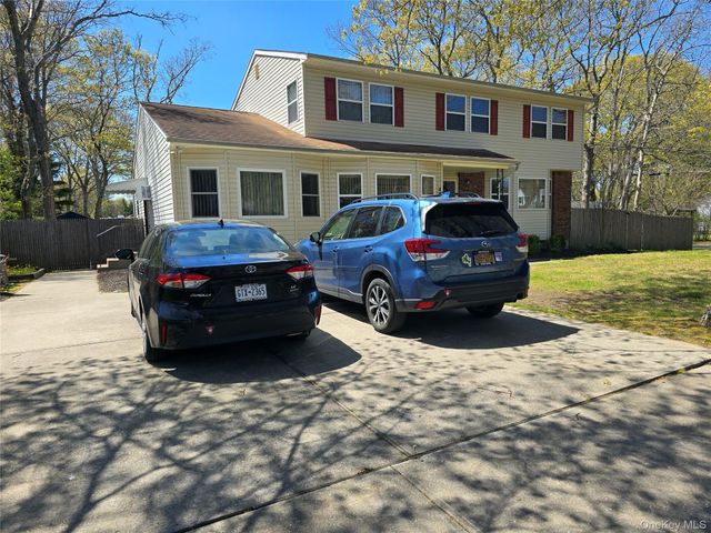 92 Hawthorne Street, Mastic, NY 11950