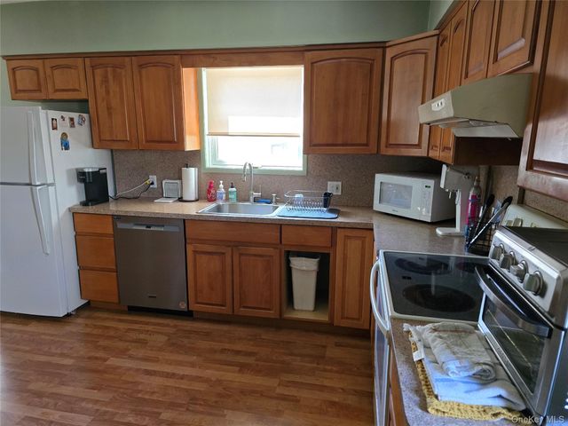 92 Hawthorne Street, Mastic, NY 11950