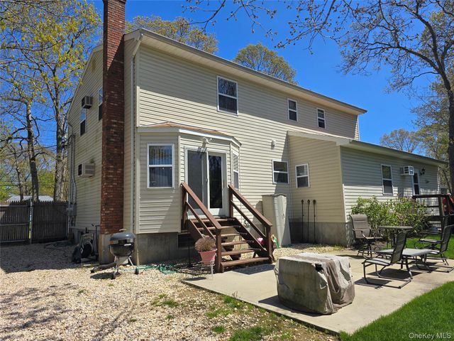 92 Hawthorne Street, Mastic, NY 11950