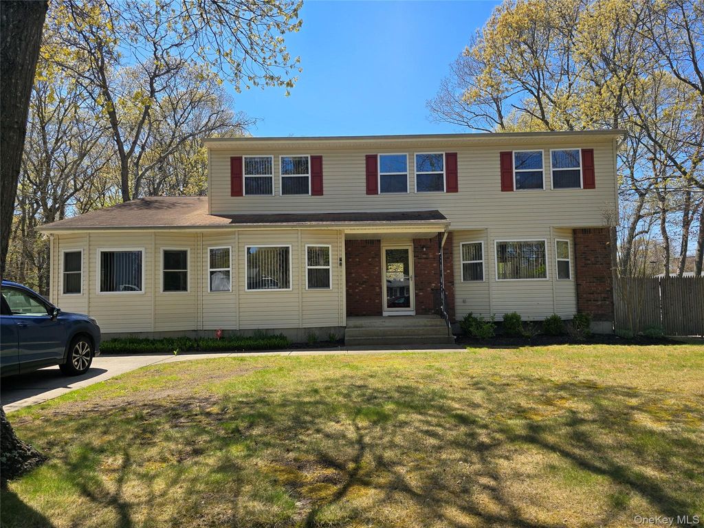 92 Hawthorne Street, Mastic, NY 11950