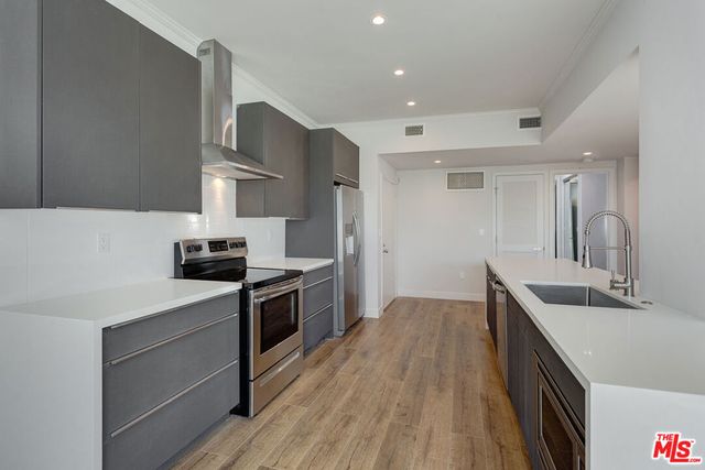 12320 MONTANA Avenue 203, Los Angeles, CA 90049