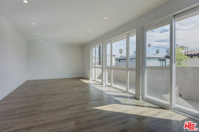 12320 MONTANA Avenue 203, Los Angeles, CA 90049