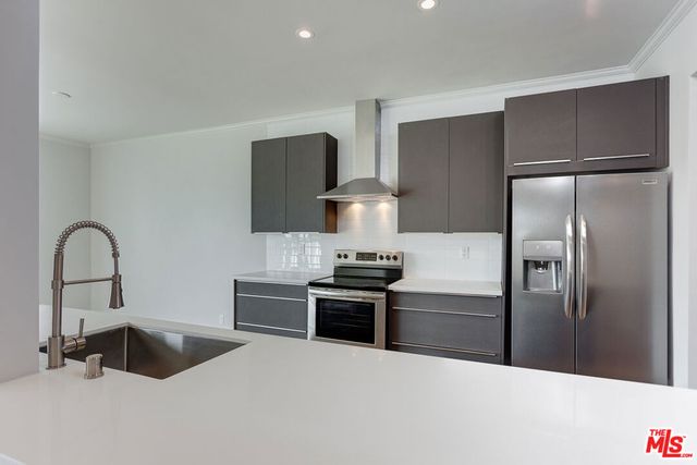 12320 MONTANA Avenue 203, Los Angeles, CA 90049