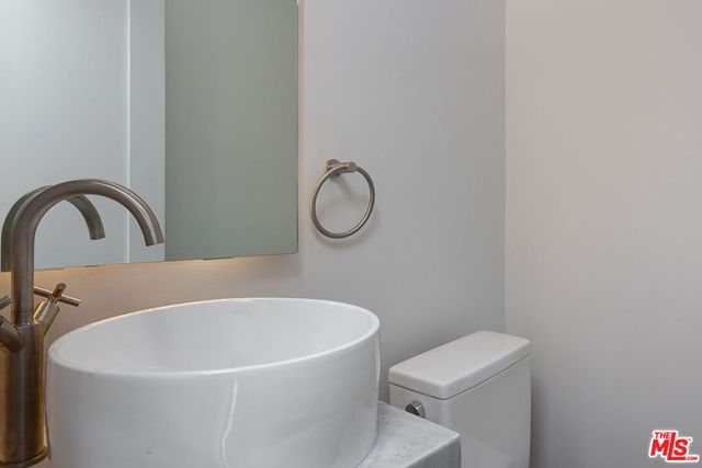 12320 MONTANA Avenue 203, Los Angeles, CA 90049