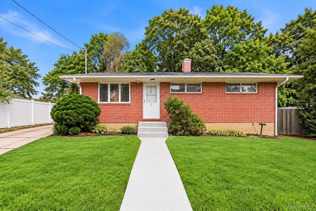 5 Robin Road, Selden, NY 11784 — exterior
