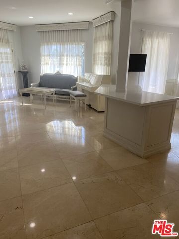 435 Arnaz Drive 201, Los Angeles, CA 90048