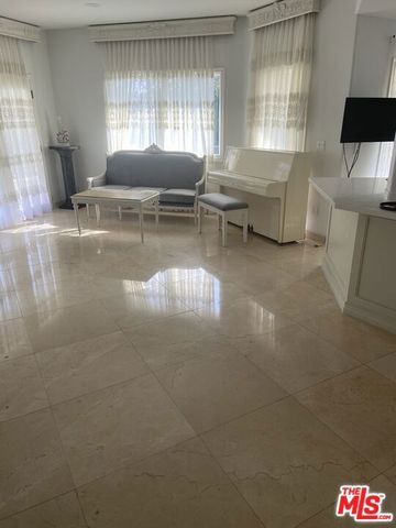 435 Arnaz Drive 201, Los Angeles, CA 90048