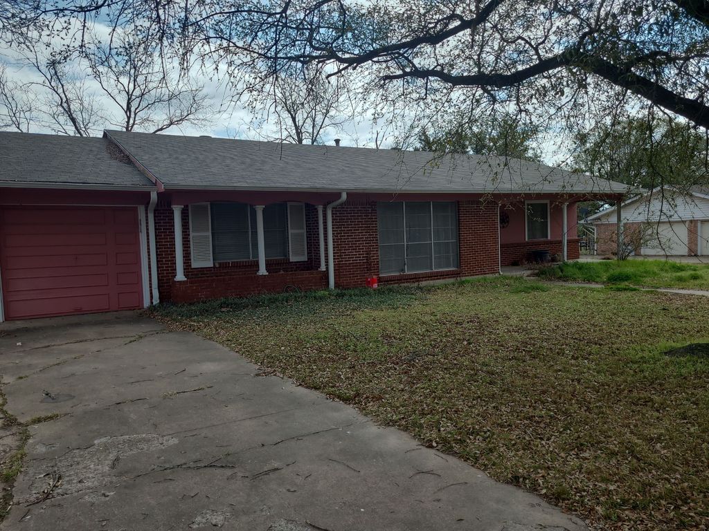 2706 Bois D Arc Street, Commerce, TX 75428