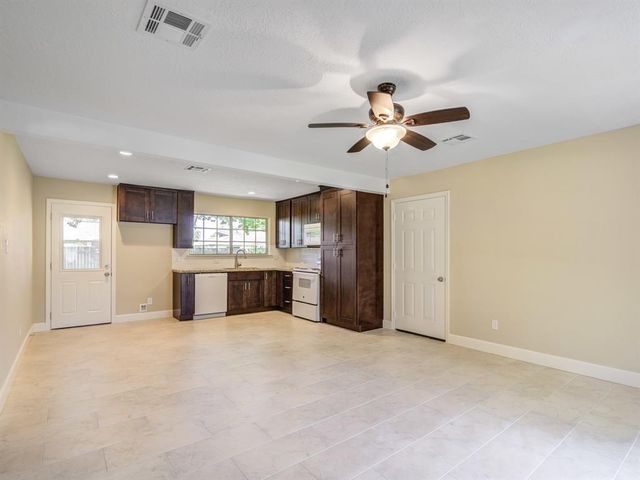 16626 Forest Bend Avenue, Friendswood, TX 77546