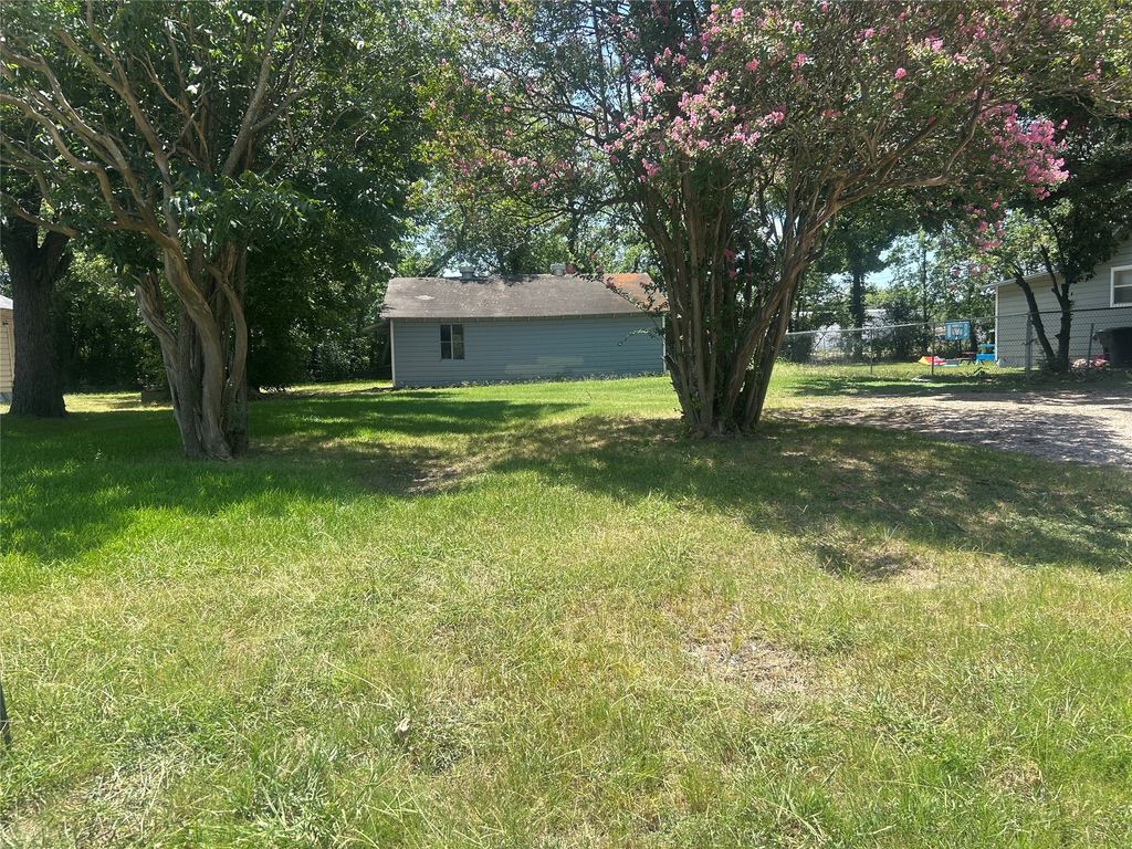 1008 E High Street, Terrell, TX 75160
