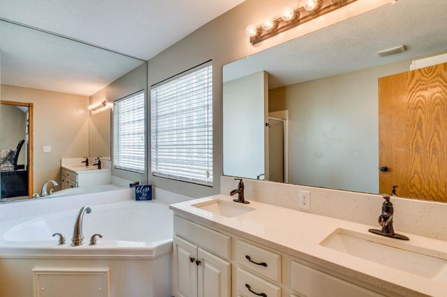 1001 E Hawthorne Ct, Derby, KS 67037