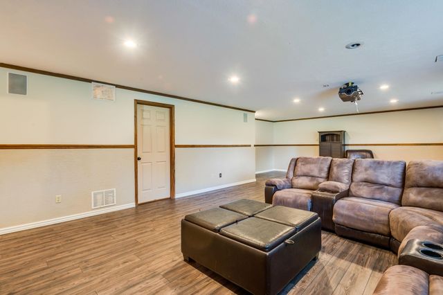 1001 E Hawthorne Ct, Derby, KS 67037