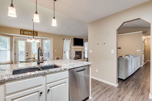 1001 E Hawthorne Ct, Derby, KS 67037