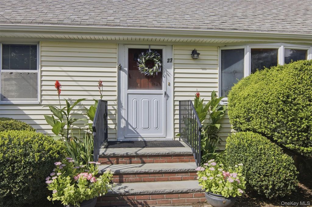 27 E 17th Street, Huntington Station, NY 11746 — photo 2