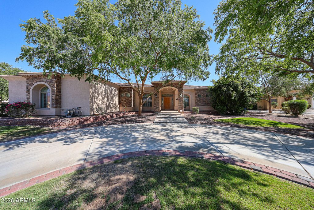 925 E Valencia Drive, Phoenix, AZ 85042