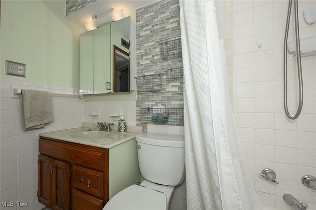 2300 Larchdale Drive, Cuyahoga Falls, OH 44221