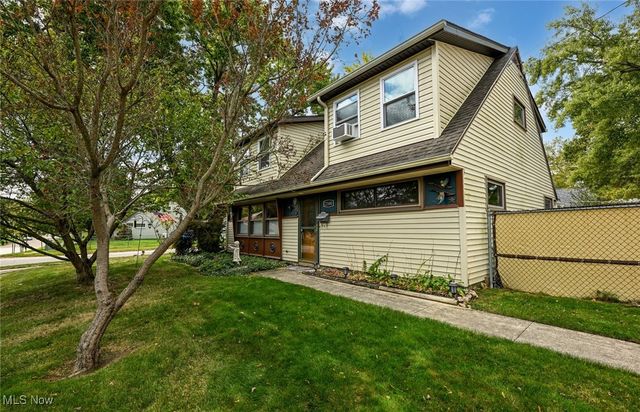 2300 Larchdale Drive, Cuyahoga Falls, OH 44221