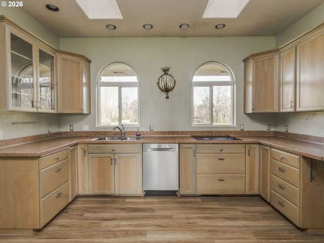 19330 Nw GILLIHAN Rd, Portland, OR 97231