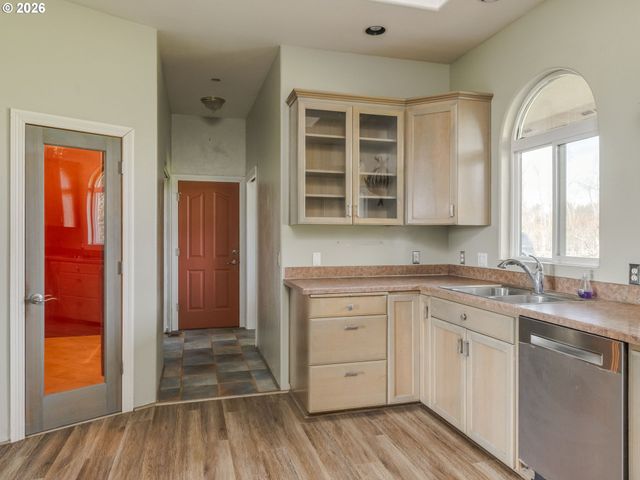 19330 Nw GILLIHAN Rd, Portland, OR 97231