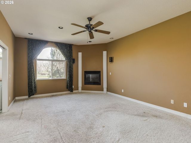 19330 Nw GILLIHAN Rd, Portland, OR 97231