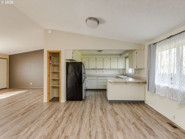 19330 Nw GILLIHAN Rd, Portland, OR 97231