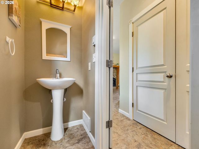 1077 Sw RIDGE Rd, Warrenton, OR 97146