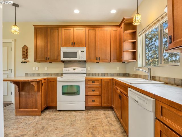 1077 Sw RIDGE Rd, Warrenton, OR 97146