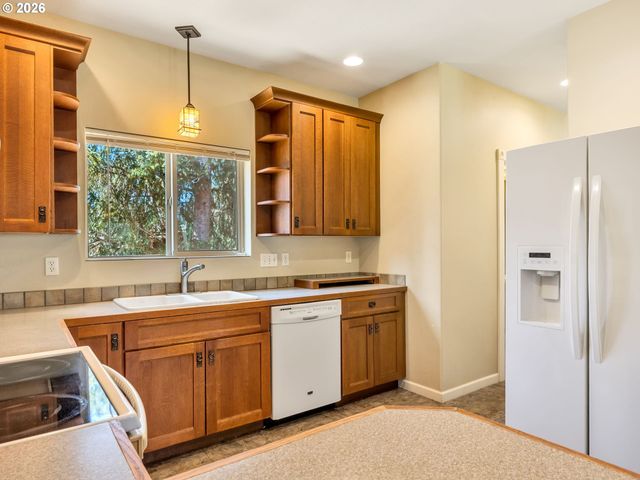 1077 Sw RIDGE Rd, Warrenton, OR 97146